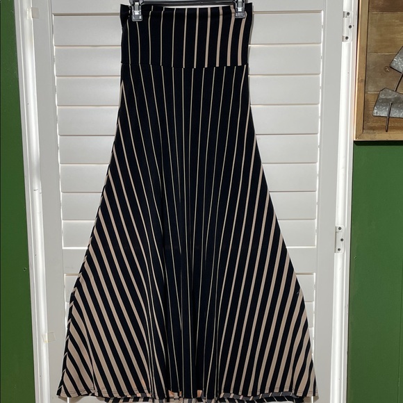 Elegant Black and Cream Striped Skirt - Picture 4 of 5
